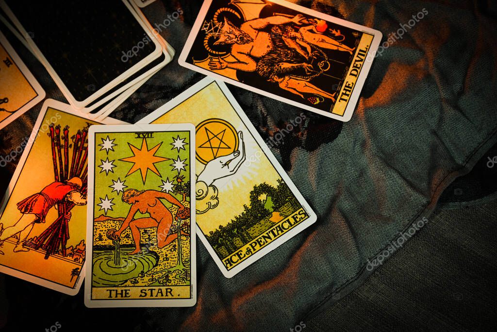 Tarot Kartlarının Gizemli Dünyası: Kadim Bilgelikten Günümüze Yolculuk